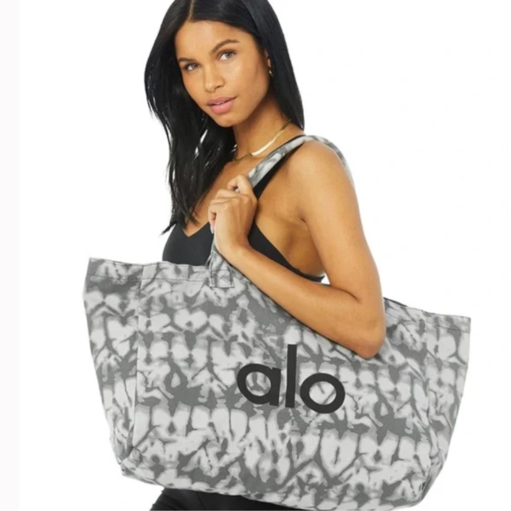 ALO YOGA TOTE BAG, ONE SIZE, GRAY TIE-DYE